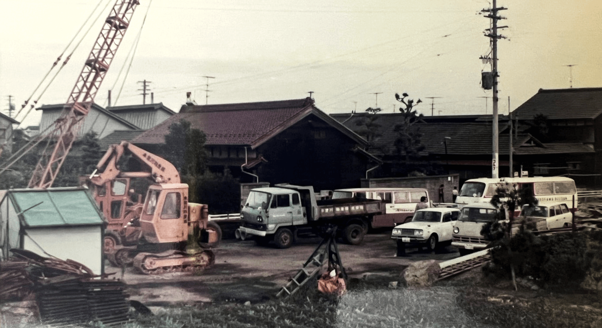 ロードローラーと舗装された道路の様子の写真