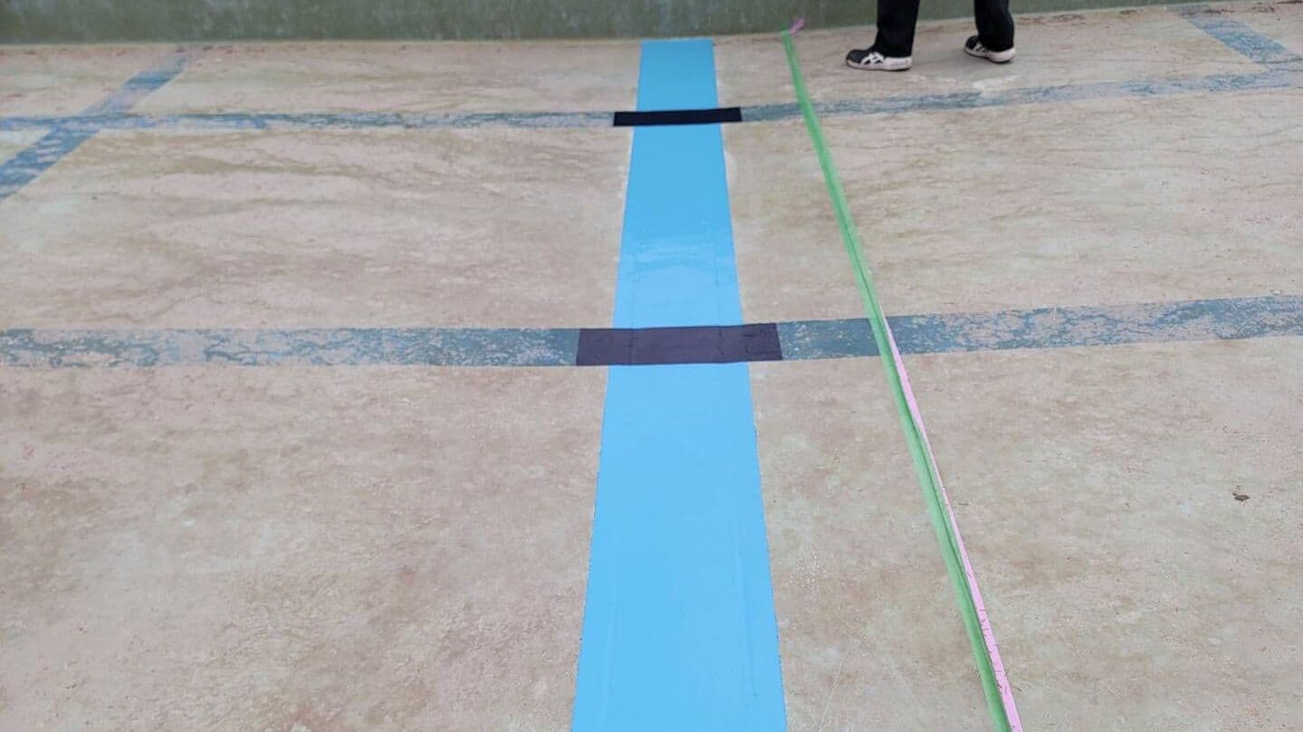 配管内で補修作業をする作業員の写真