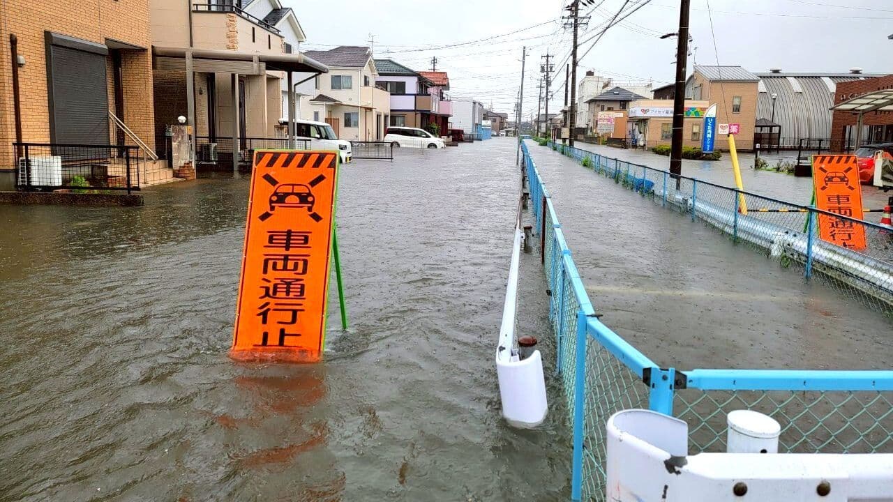 冠水した道路と車両通行止めの看板の写真